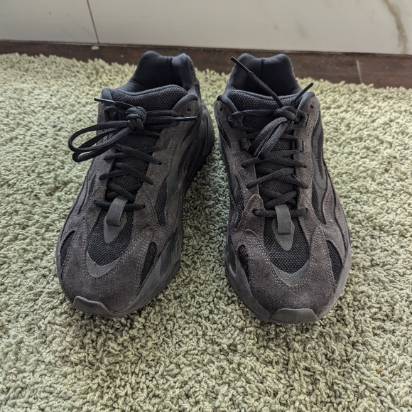 adidas Yeezy Boost 700 V2 - Picture 3 of 6